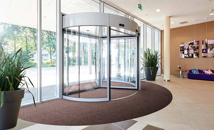 Droogloopmat bij draaideur