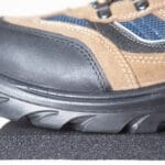 Close up werkschoenen op mat