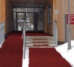 Praktijkvoorbeeld van de Safe Walk Antislipmat in een winterse setting.