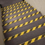 Praktijkvoorbeeld van antisliptape toegepast op traptreden. De veiligheid is hiermee een stuk verbeterd. Kleur: zwart/geel.