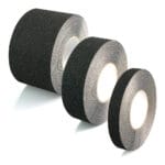 Antisliptape. Op de foto zijn drie verschillende afmetingen te zien; 25 mm (2,5 cm), 50 mm (5 cm) en 100 mm (10 cm). Kleur: zwart.