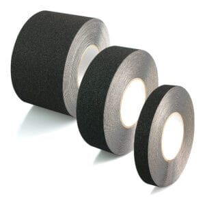 Antisliptape. Op de foto zijn drie verschillende afmetingen te zien; 25 mm (2,5 cm), 50 mm (5 cm) en 100 mm (10 cm). Kleur: zwart.