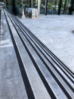 Praktijkvoorbeeld van toegepaste antisliptape op traptreden. Kleur: zwart.