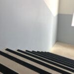 Praktijkvoorbeeld van toegepaste antisliptape op traptredes. Kleur: zwart.