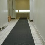 Praktijkvoorbeeld van de Lagune Antislipmat. Uitvoering: Donkergrijs.