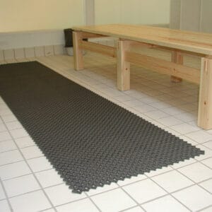 Praktijkvoorbeeld van de Lagune Antislipmat. Uitvoering: Donkergrijs.