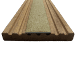 Antislip Vlonderstrip. Kleur: beige. Op deze foto is de vlonderstrip vastgeschroefd aan een plank.