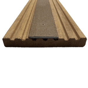 Antislip Vlonderstrip. Kleur: bruin. Op deze foto is de vlonderstrip vastgeschroefd aan een plank.