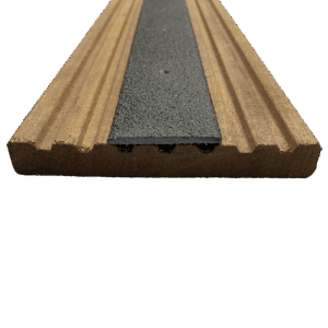 Antislip Vlonderstrip. Kleur: bruin. Op deze foto is de vlonderstrip vastgeschroefd aan een plank.