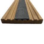 Antislip Vlonderstrip. Kleur: zwart. Op deze foto is de vlonderstrip vastgeschroefd aan een plank.