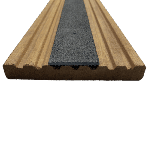 Antislip Vlonderstrip. Kleur: zwart. Op deze foto is de vlonderstrip vastgeschroefd aan een plank.