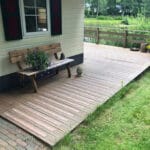 Praktijkvoorbeeld van geïnstalleerde beige vlonderstrips.